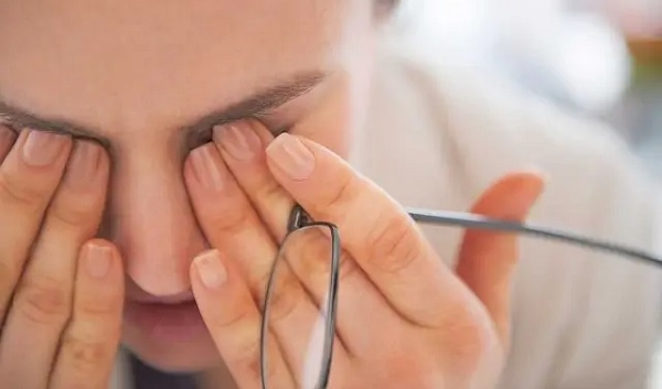 Gençlerde çok görülüyor! Bu hastalığın sebebi gözleri kaşımak