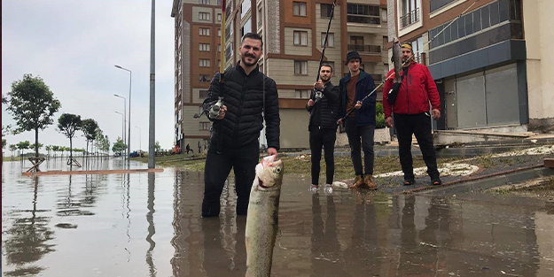 Gençlerden CHP'li belediyeye dikkat çeken tepki: Göle dönen yolda balık tuttular