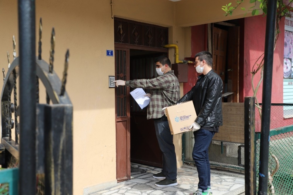 Gençlerden gıda kolisi dağıtımına destek 