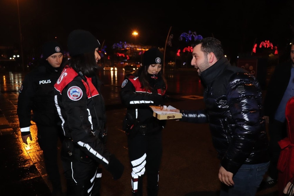 Gençlerden görev başındaki memurlara lokum 