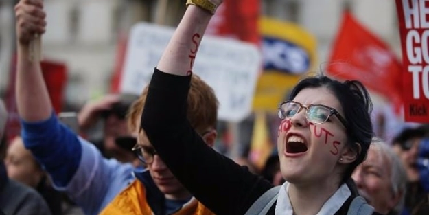 Gençlerden İngiltere'ye büyük tepki!