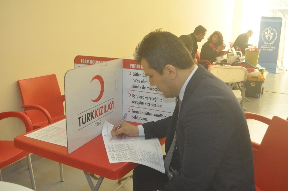 Gençlerden kan bağışı destek 