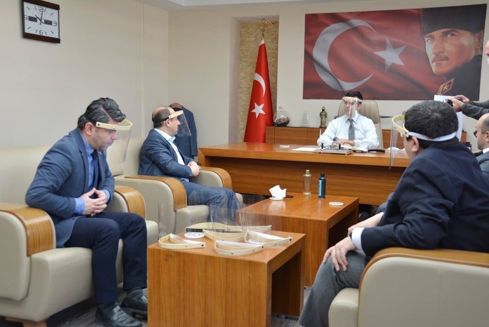 Gençlerden sağlıkçılara siperlikli maske 