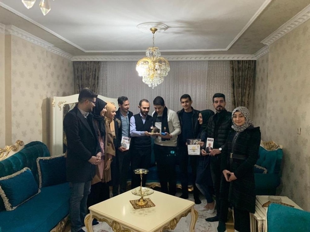 Gençlerden siyasette örnek davranış 