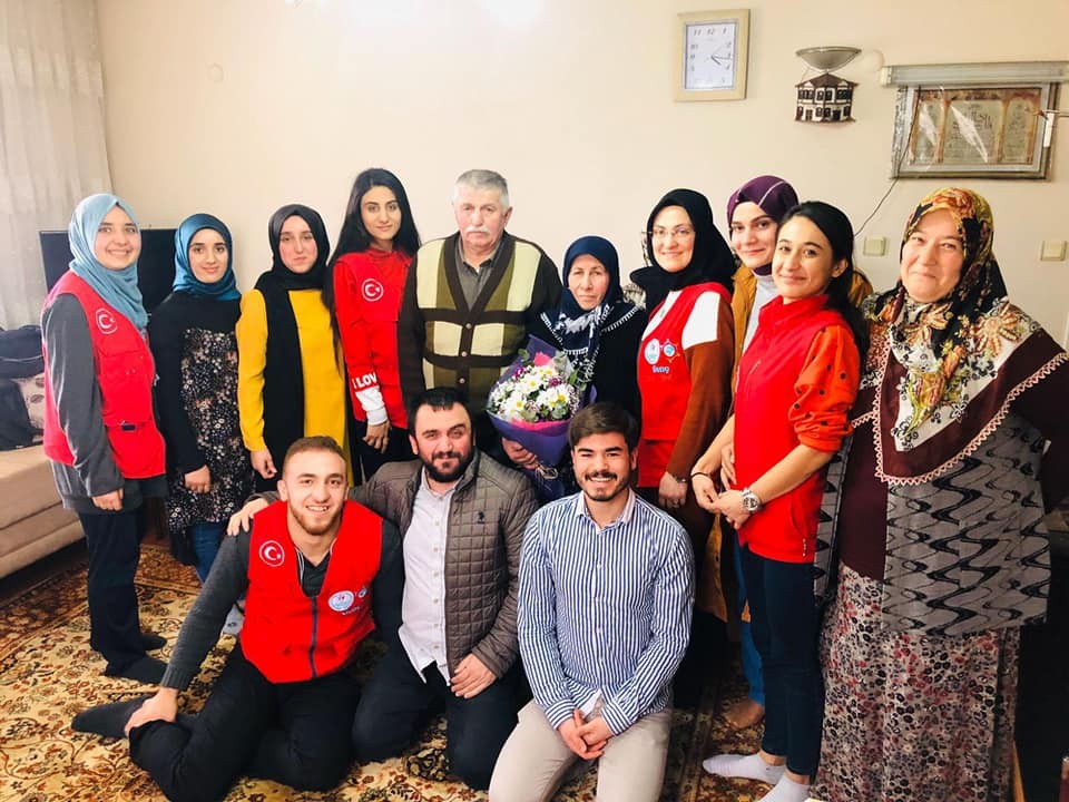 Gençlerden, yaşlı büyüklerine ziyaret 