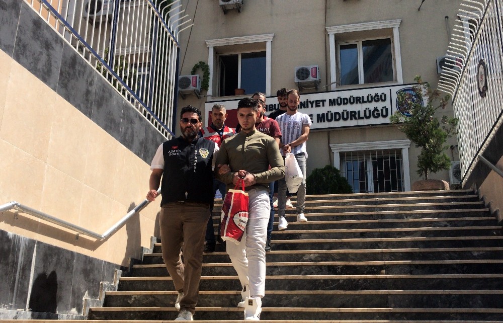 Gençlere hesap açtırıp 5 milyon liralık vurgun yapan çete çökertildi 