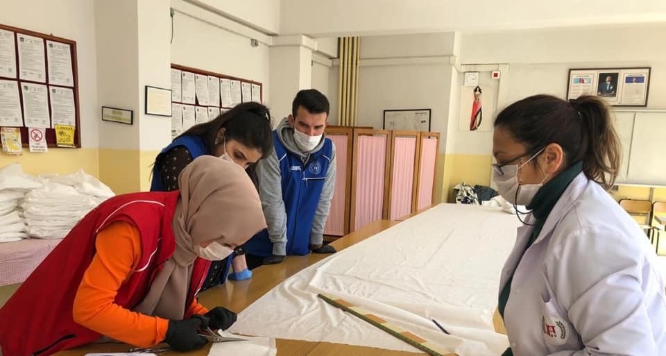 Gençlere maske yapımı dersi verildi 