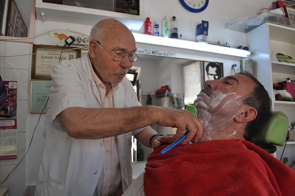 Gençlere taş çıkarıyor! Tam 73 yıldır bu işi yapıyor!