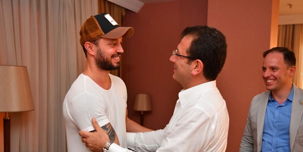 Gençlere terli havlu fırlatan Murat Boz’la gençlik bayramı!