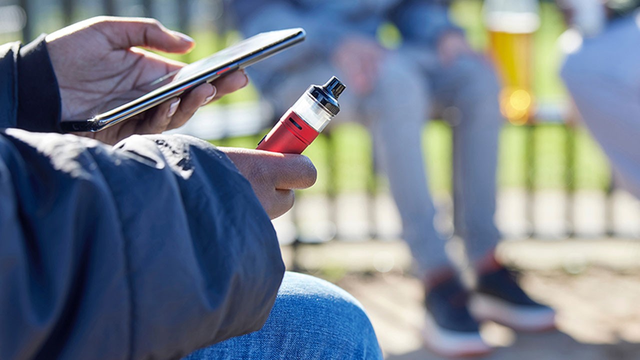 Gençleri etkileyen yeni tuzak! Sigaraya geçişin yeni yolu oldu