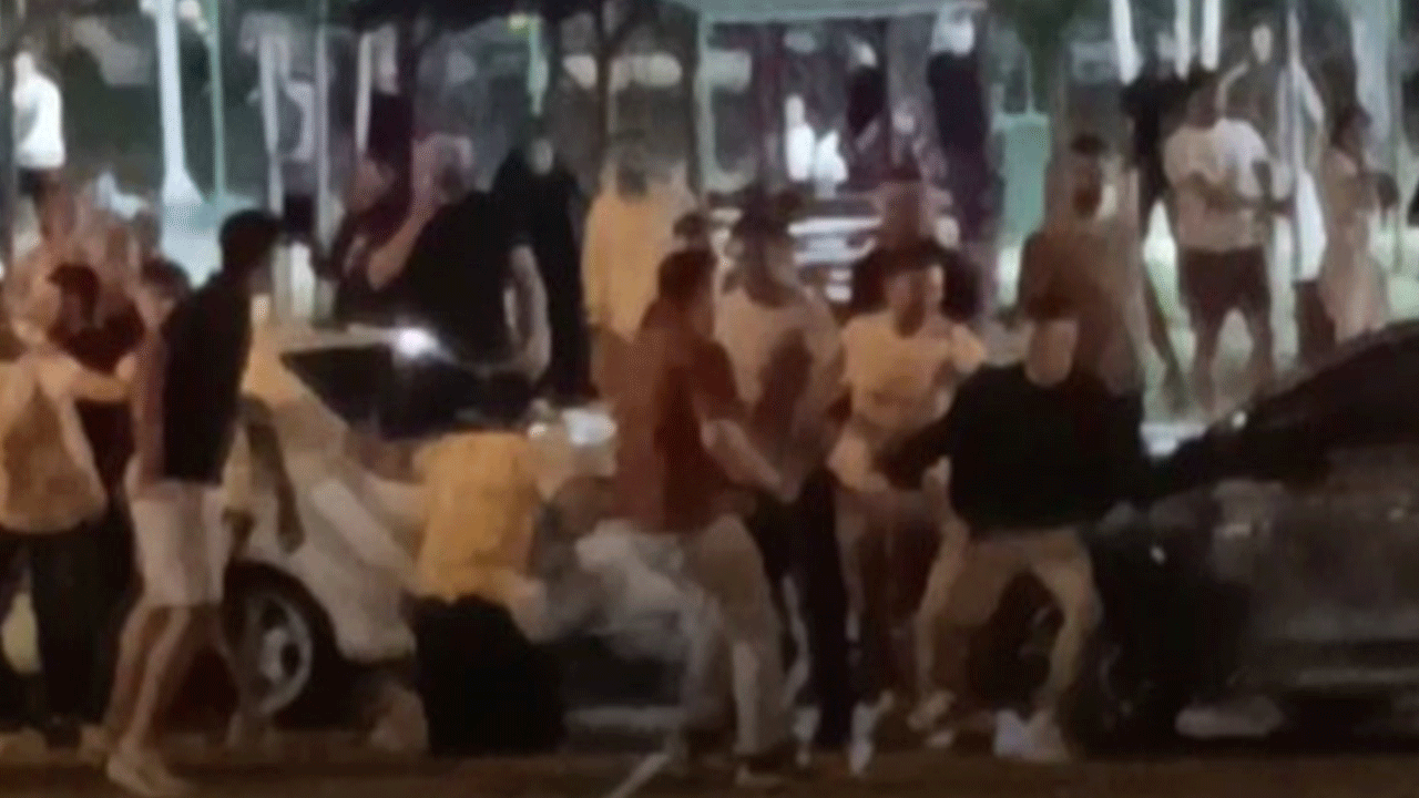 Gençlerin kavgasında ortalık savaş alanına döndü!