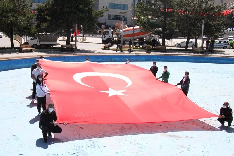 Gençliğin bayramına sade kutlama 