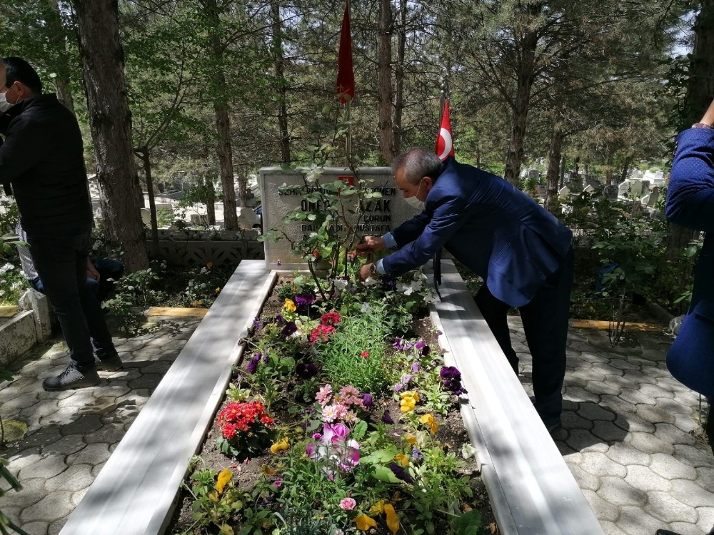 Gençlik haftası şehitlik ziyareti ile başladı 