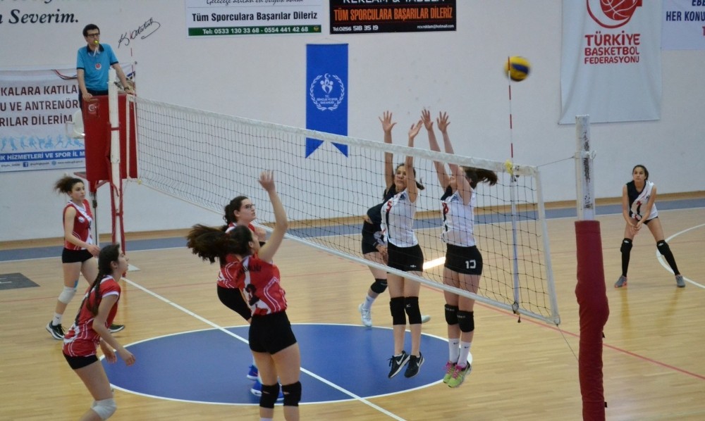Gençlik Haftası Voleybol Turnuvası başladı 