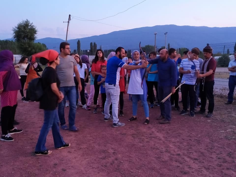 Gençlik kampında geleneksel okçuluk eğitimi 