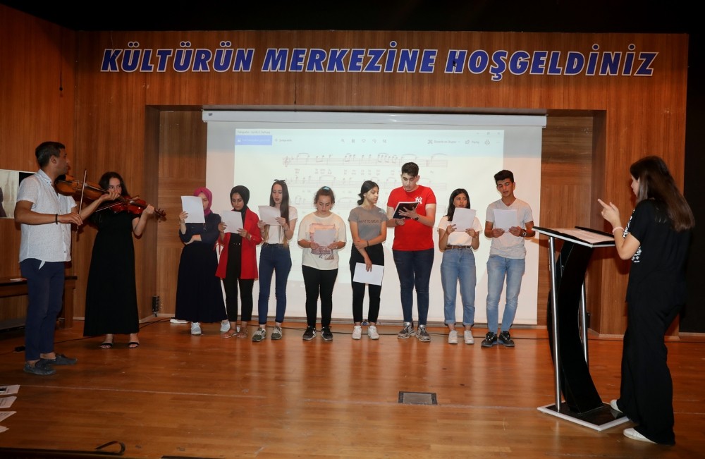 Gençlik korosu derslerine başladı 