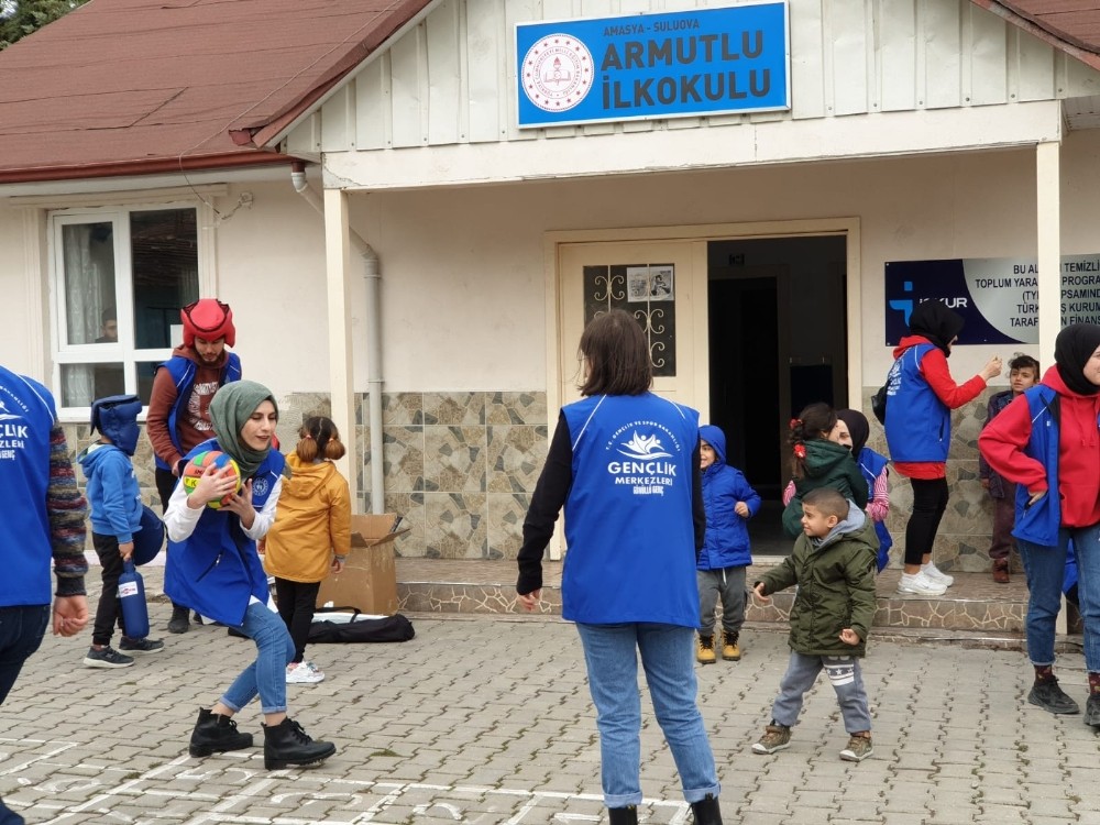 Gençlik liderleri minik yürekleri sevindirdi 