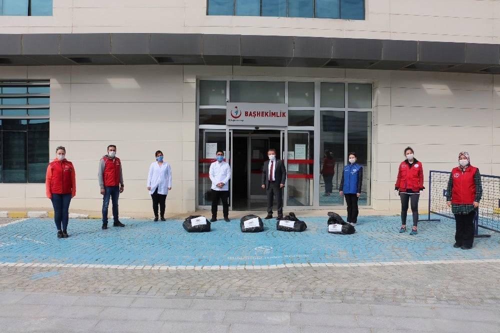 Gençlik liderleri siperlik maske üretti 