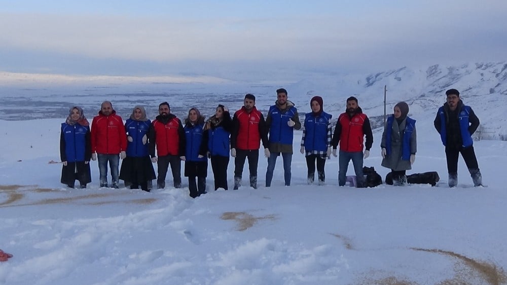 Gençlik liderleri ve gönüllü gençler doğaya yem bıraktı 