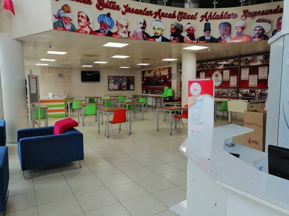 Gençlik merkezi gençlerin hizmetinde 