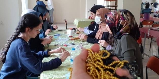 Gençlik Merkezi kursiyerleri yaralara merhem oluyor