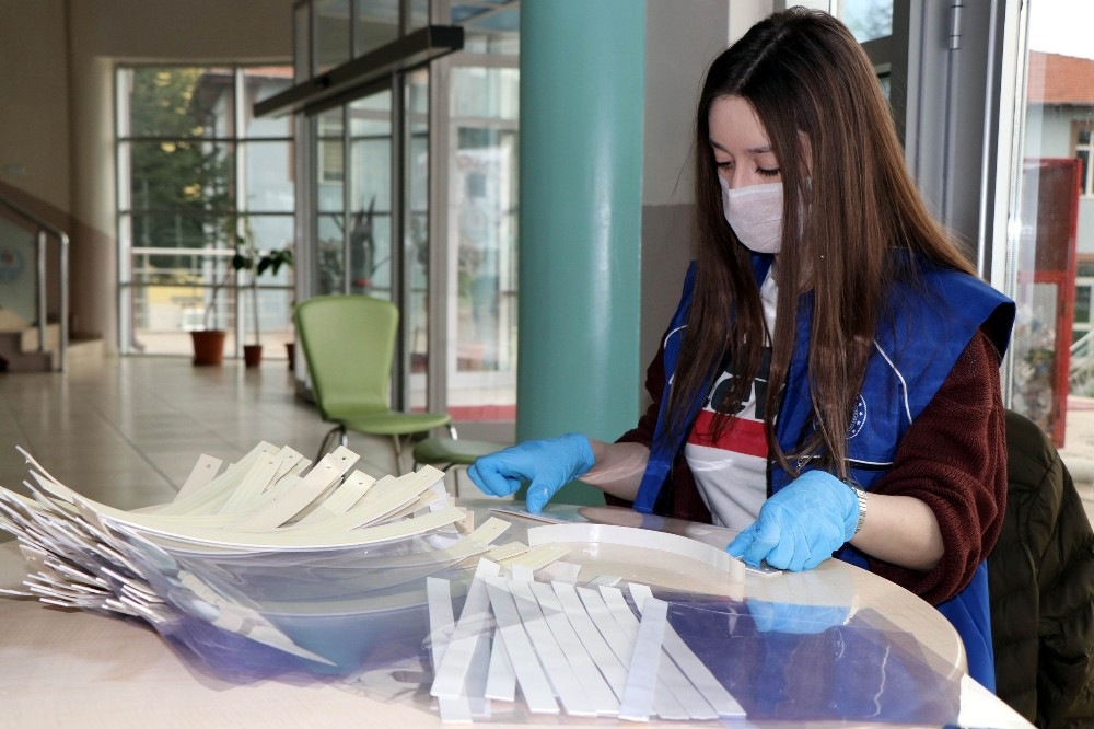 Gençlik Merkezi sağlık çalışanları için günde 100 adet siperli maske üretiyor 