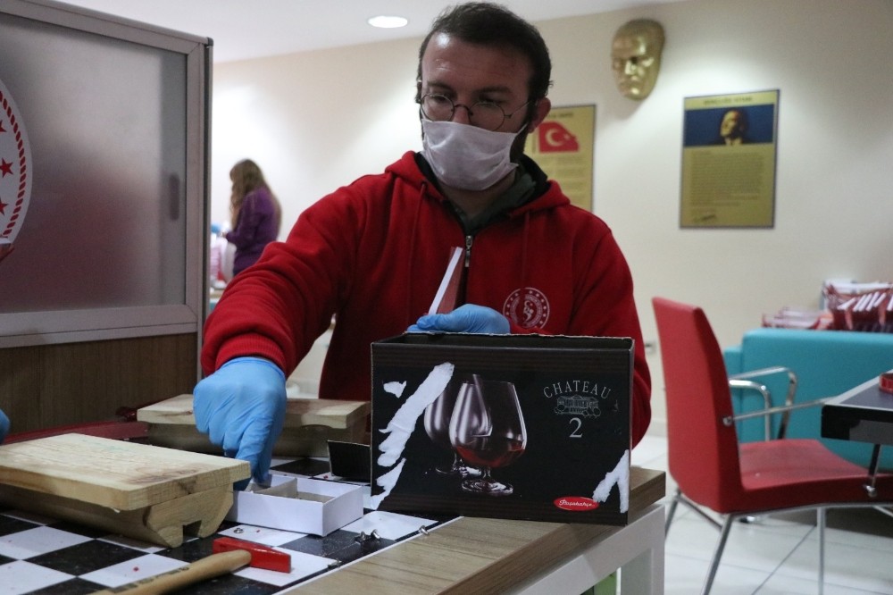Gençlik Merkezinde 15 kişi 12 bin siperlik üretti 