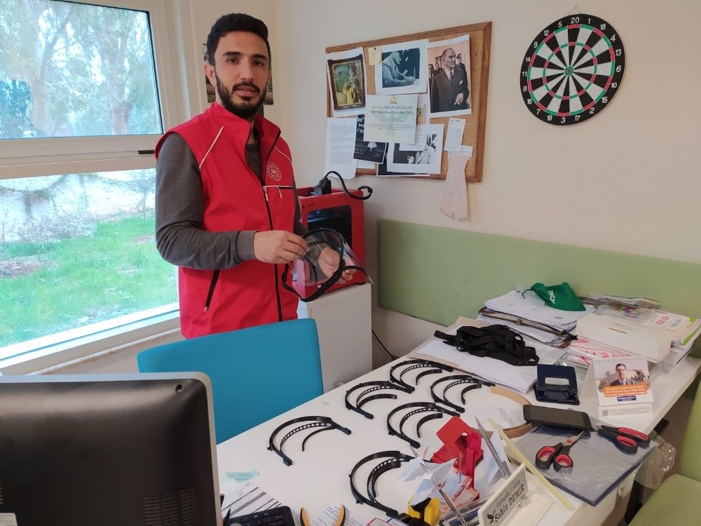 Gençlik merkezinde üretilen maskeler teslim edildi 
