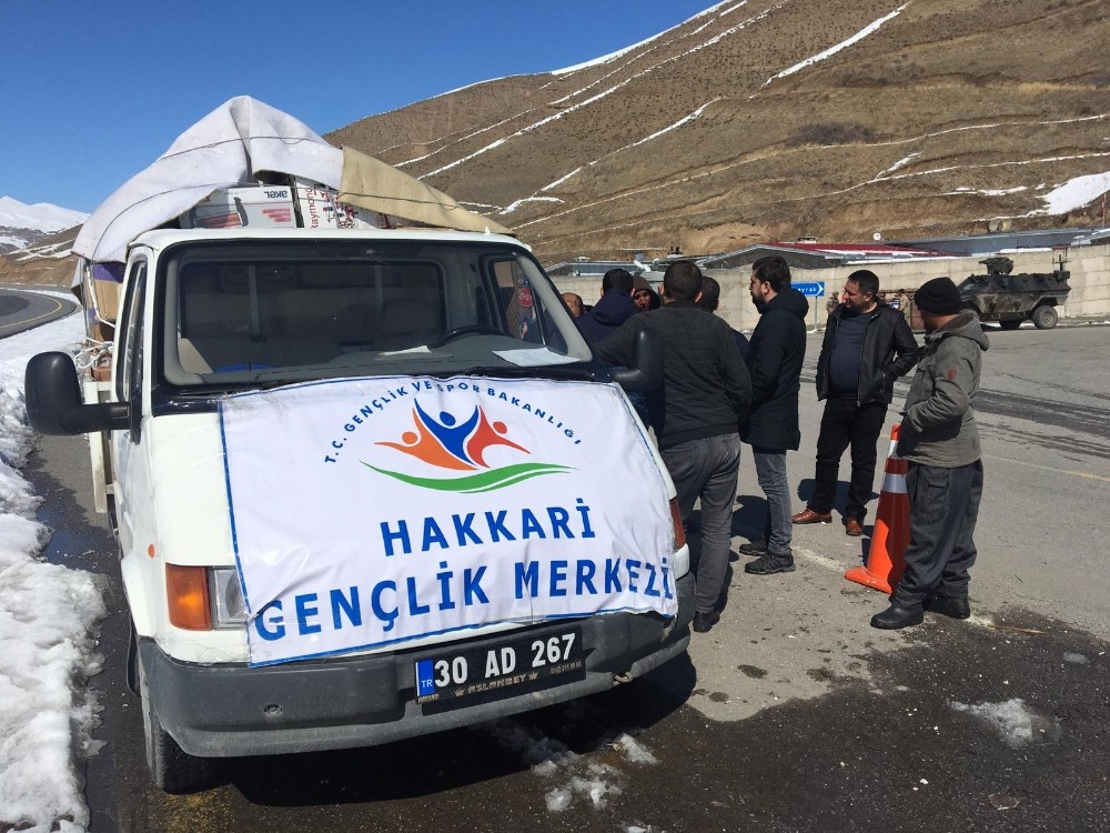Gençlik merkezinden Başkale’ye yardım eli 
