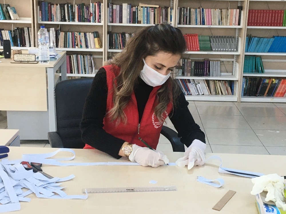 Gençlik Merkezinden sağlık çalışanları için siperli maske 