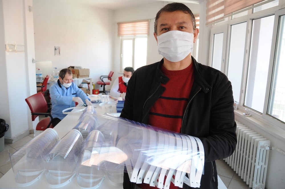 Gençlik Merkezi’nden sağlık çalışanlarına siperlik maske desteği 