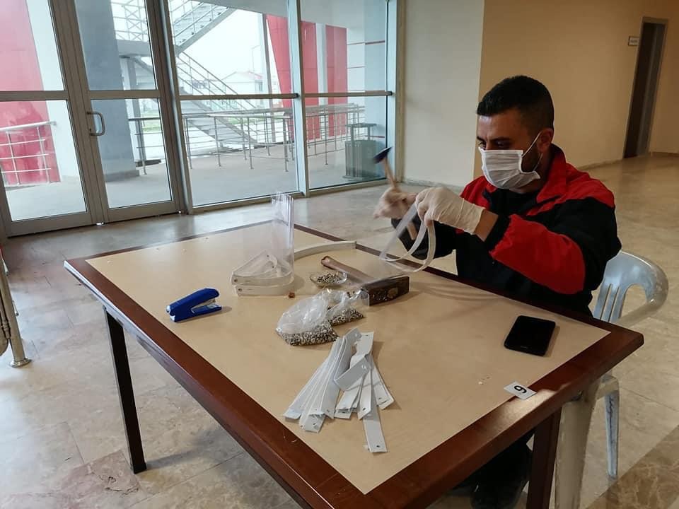 Gençlik merkezlerinde siperlikli maske üretiliyor 