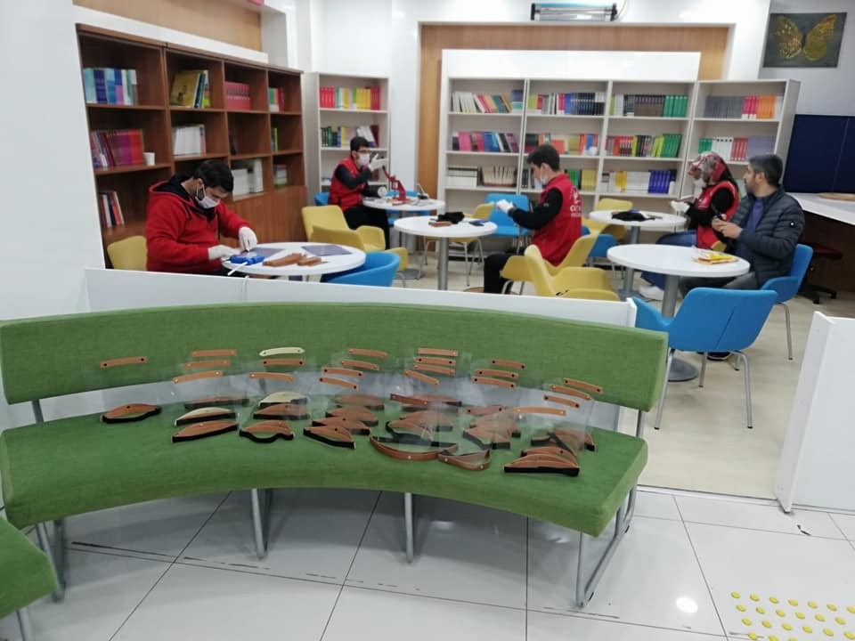 Gençlik merkezlerinde yüz koruyucu siper üretiliyor 