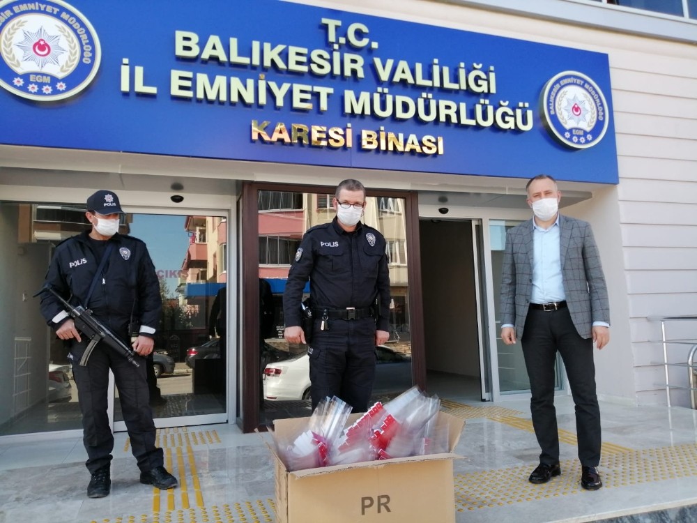 Gençlik Merkezlerinden sağlıkçılara siperlikli maske 