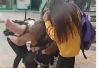 Gençlik nereye gidiyor? Kız öğrencilerden utanç görüntüler