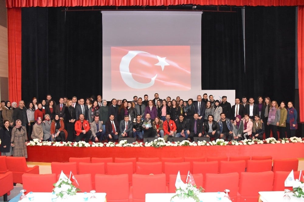 “Gençlik, Şuur, Öz güven ve İletişim” konferansı verildi 