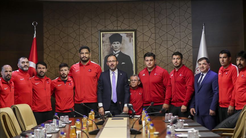 Gençlik ve Spor Bakan'ı Kasapoğlu milli güreşçileri kabul etti