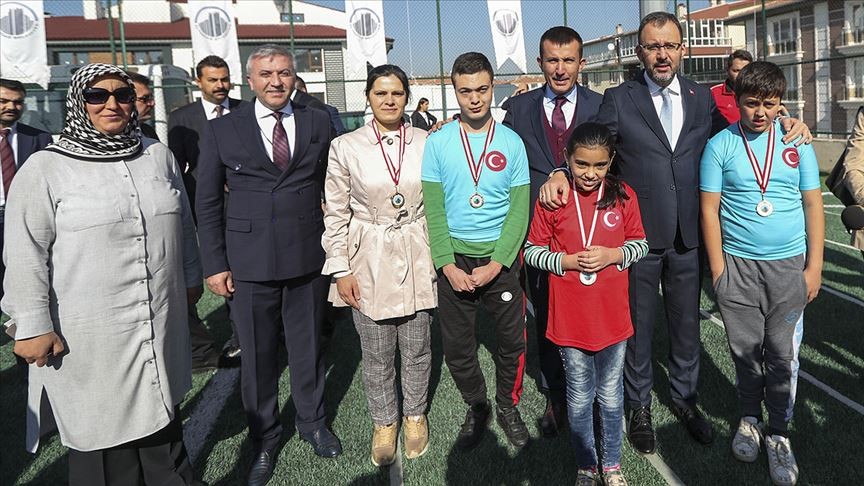 Gençlik ve Spor Bakanı Kasapoğlu öğrencilerle buluştu: Sporu hayatınızın bir parçası yapmak için daha çok çalışacaksınız
