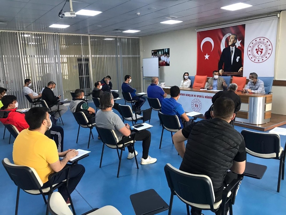 Gençlik ve Spor İl Müdürlüğü’nde antrenörlerle toplantı yapıldı 