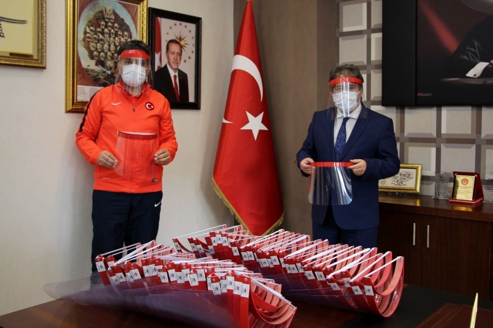 Gençlik ve Spor İl Müdürlüğü’nden İl Sağlık Müdürlüğü’ne bin 500 adet siperlik 
