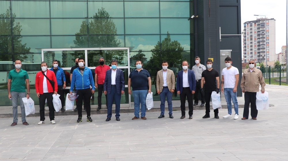 Gençlik ve Spor İl Müdürlüğü’nden özel spor salonlarına siperlik maske 