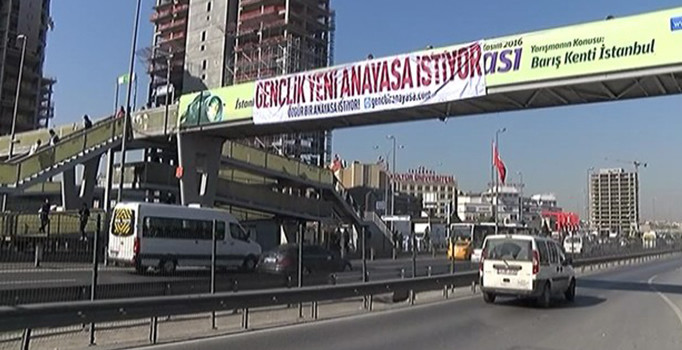 'Gençlik Yeni Anayasa İstiyor' afişlerini bakın kim asmış!