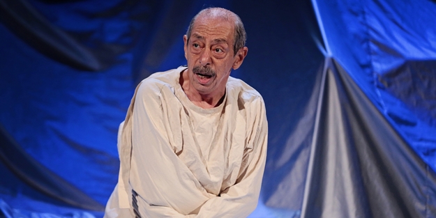 Genco Erkal'dan inananlara "çağ dışılık" ithamı! Kendi gibi bölenleri görmeyip "bölünmüşlükten" şikayet etti