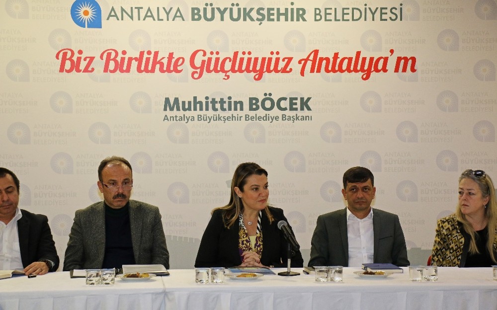 Genel Sekreteri Cansel Tuncer, işletme ihalesi iptal edilen Konyaaltı Sahili’ndeki alt kiracılarla biraya geldi 