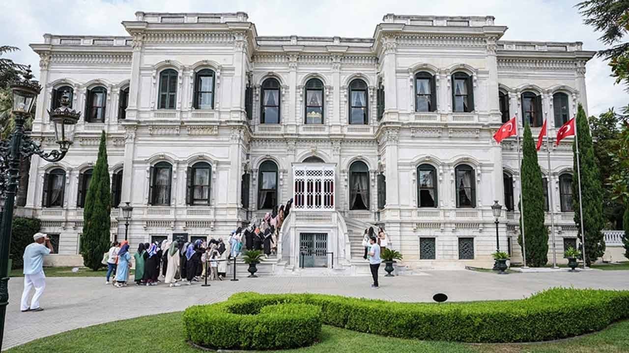 Genelev sokağından alıp Abdülhamid Han’ın saray bahçesine diktiler! Hayasız kadın heykeli kaldırılsın!