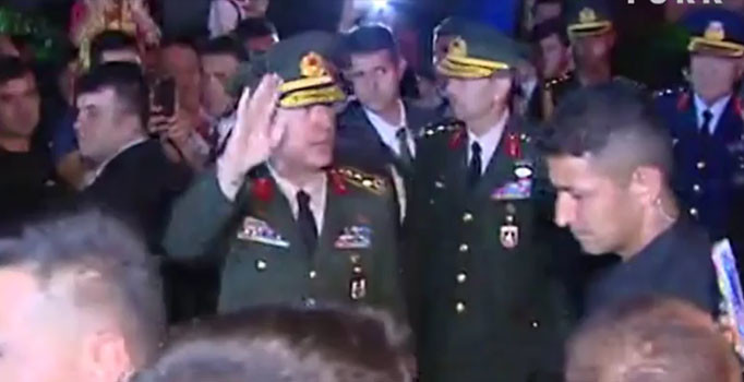 Genelkurmay Başkanı Akar ve Kuvvet Komutanları'ndan şehit Halisdemir'in evine taziye