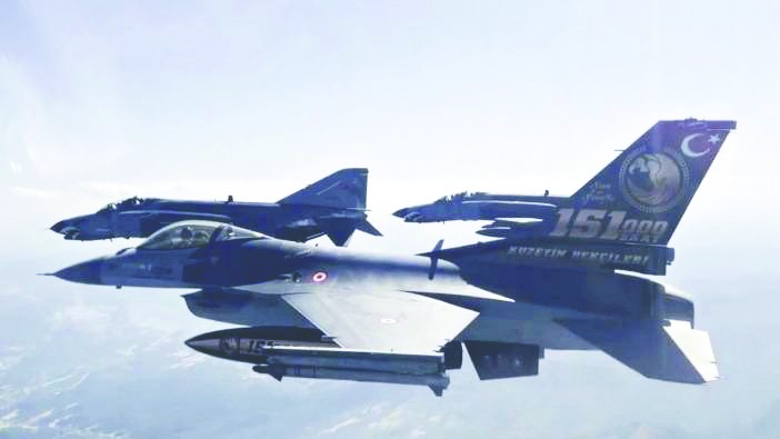 Genelkurmay Başkanı Gürak, F-4 savaş uçağını kullandı