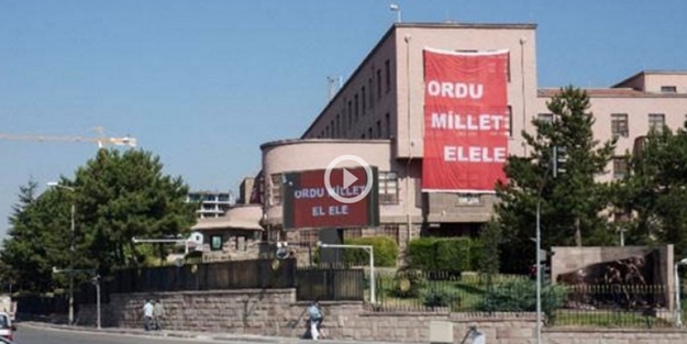 Genelkurmay'a Hulusi Akar'ın emri ile bu afişler asıldı