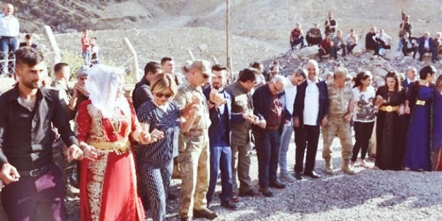 Genaraller şehit oğlunun düğününde halay çekti
