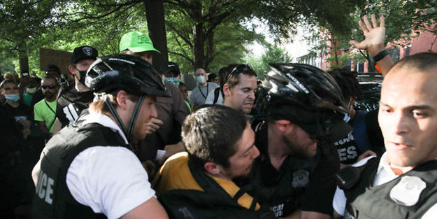George Floyd için Beyaz Saray önünde toplandılar